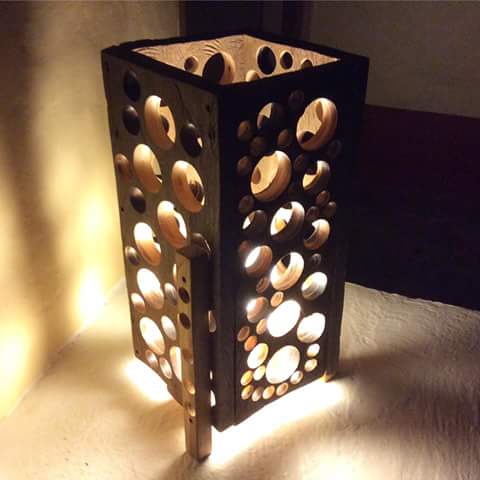 Fotografía de lampara escultura hecha con madera reciclada
